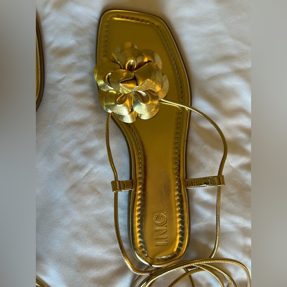 STUNNING FLAT GOLD FLORAL GLADIATOR SANDALS - Picture 4 of 8